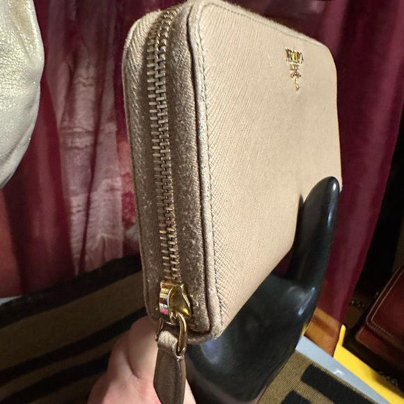 Prada long wallet in excellent condition. Beautiful blush color. - Picture 4 of 7